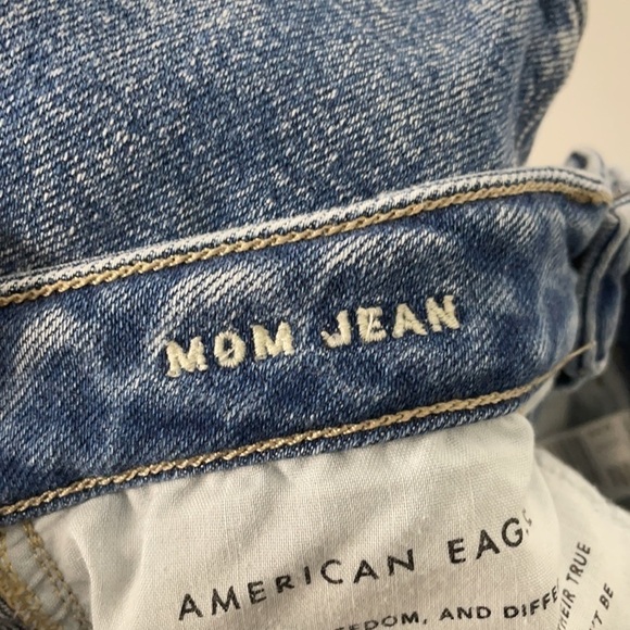 American Eagle Destroyed Acid Wash Mom Jeans Size 2 - Picture 11 of 13